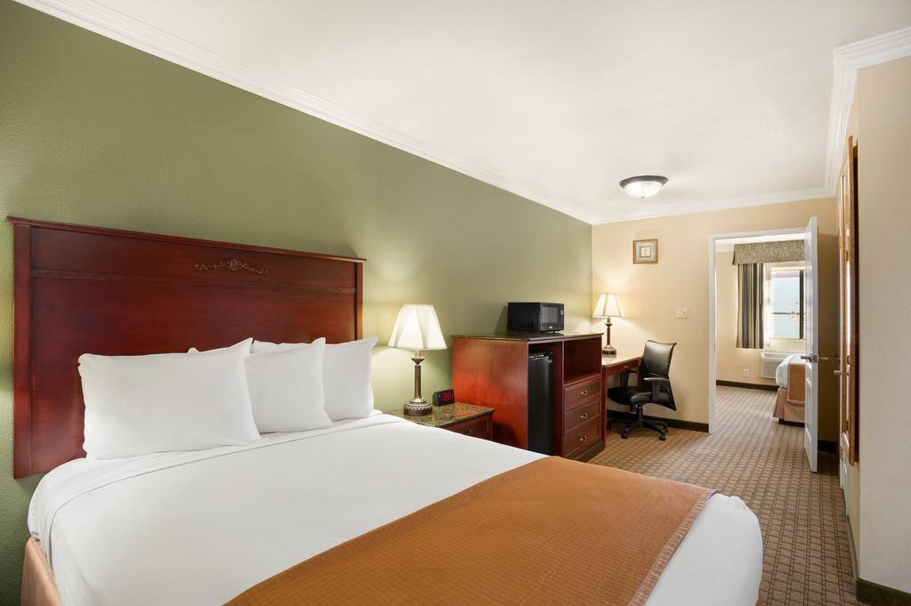Howard Johnson By Wyndham Reseda Hotel & Suites Los Angeles Ngoại thất bức ảnh