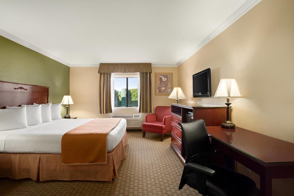 Howard Johnson By Wyndham Reseda Hotel & Suites Los Angeles Ngoại thất bức ảnh