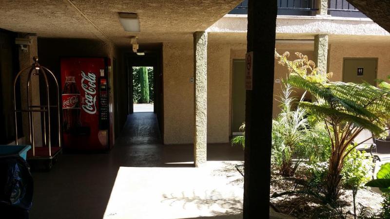Howard Johnson By Wyndham Reseda Hotel & Suites Los Angeles Ngoại thất bức ảnh