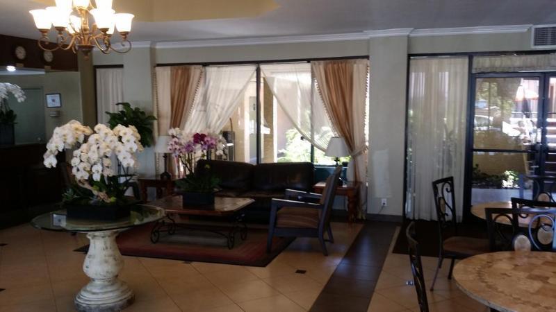 Howard Johnson By Wyndham Reseda Hotel & Suites Los Angeles Ngoại thất bức ảnh