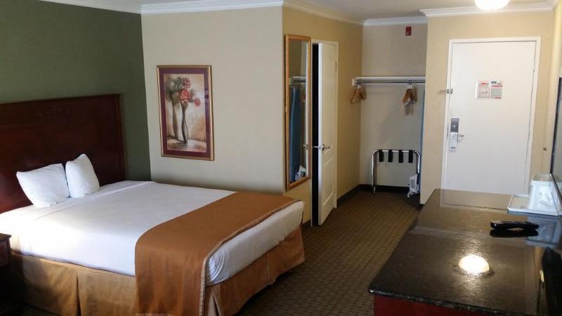 Howard Johnson By Wyndham Reseda Hotel & Suites Los Angeles Ngoại thất bức ảnh