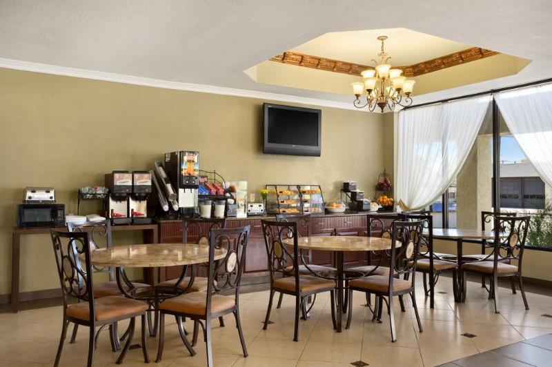 Howard Johnson By Wyndham Reseda Hotel & Suites Los Angeles Ngoại thất bức ảnh