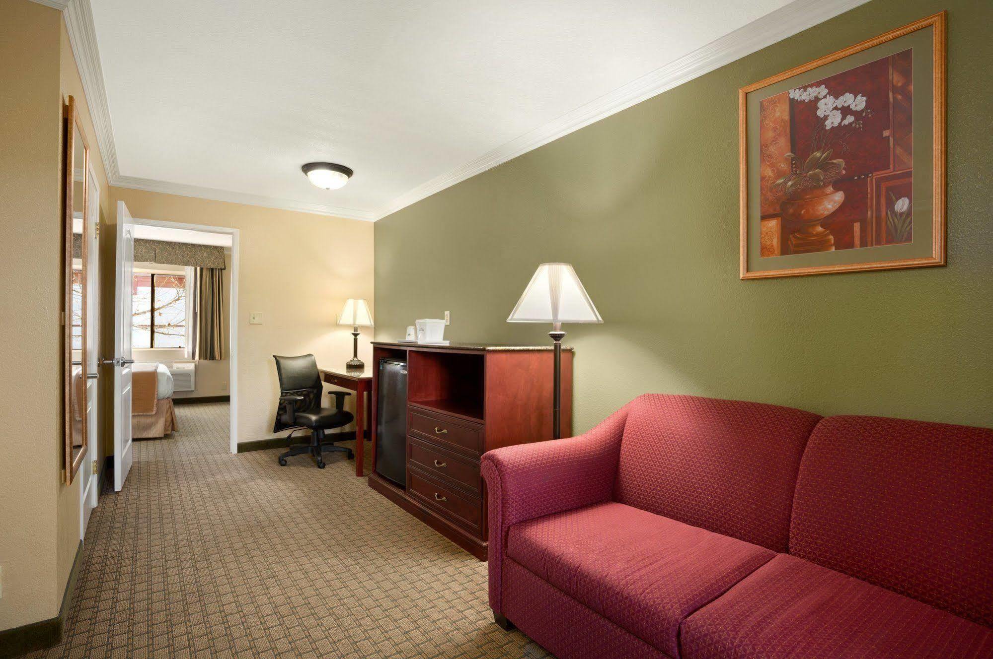 Howard Johnson By Wyndham Reseda Hotel & Suites Los Angeles Ngoại thất bức ảnh
