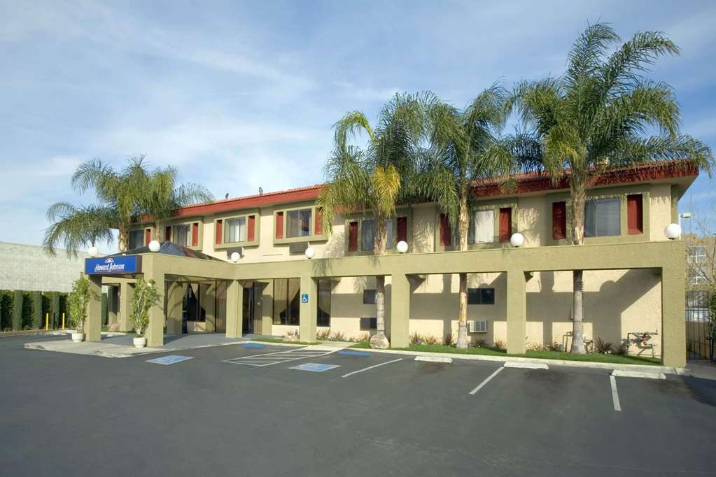 Howard Johnson By Wyndham Reseda Hotel & Suites Los Angeles Ngoại thất bức ảnh