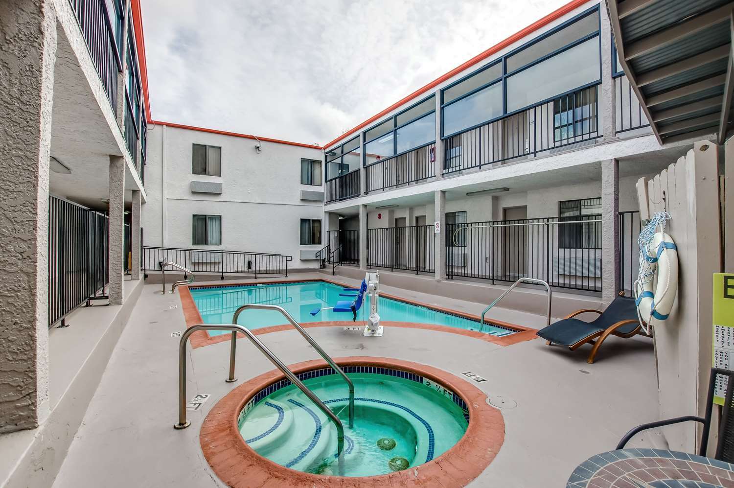 Howard Johnson By Wyndham Reseda Hotel & Suites Los Angeles Ngoại thất bức ảnh